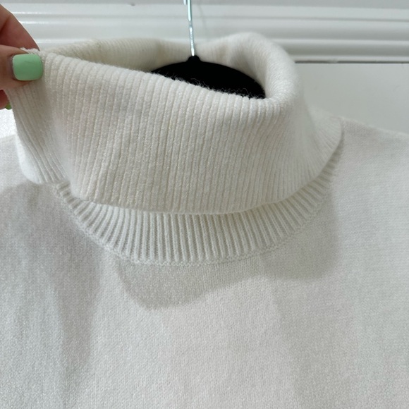 Carmen Marc Valvo white turtleneck knit sleeveless blouse top - Picture 12 of 13